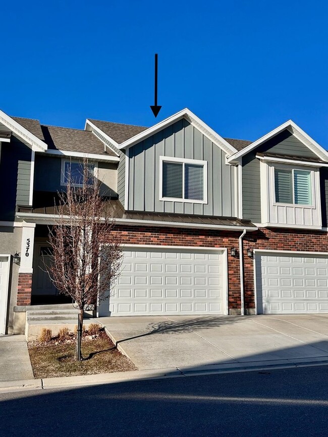 Primary Photo - Beautiful townhome walking distance to eve...