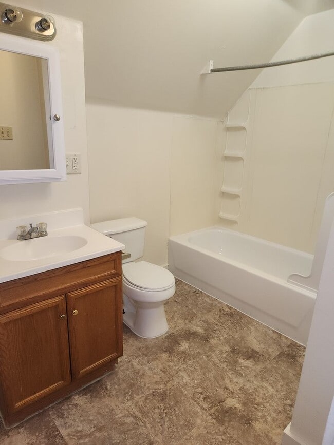 Building Photo - 3 BR near University of Saint Francis