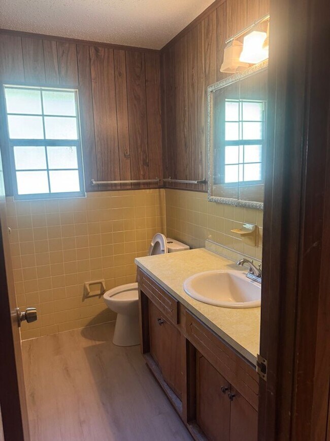 Building Photo - Middle of Town