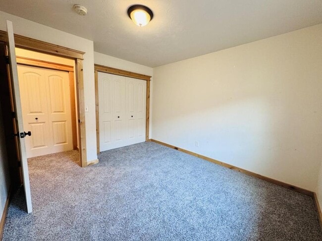 Building Photo - 1043 Rd Runner St