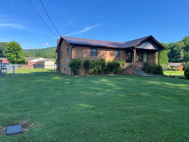 Building Photo - 2 bedroom, 1.5full bath House for rent on ...