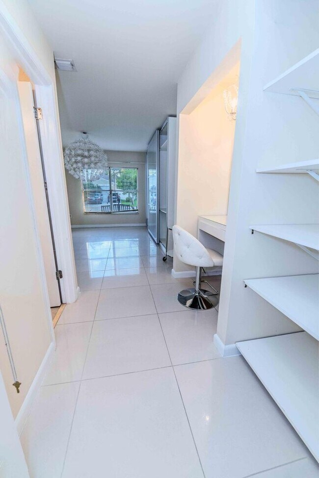 Building Photo - 8111 Cedar Hollow Ln