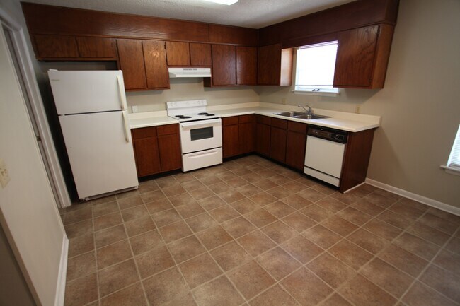 Building Photo - 2 Bed, 2 Bath Apartment – Close to Shoppin...