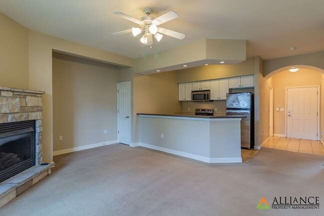 Building Photo - Great Location!