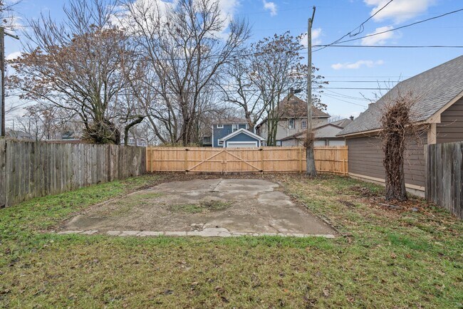 Building Photo - 2224 N Kenwood Ave