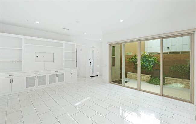 Building Photo - 148 Spectacle