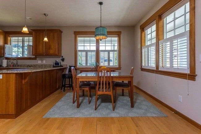 Building Photo - BEAUTIFUL HOUSE IN MILL POND -- ONLY MINUTES FROM DOWNTOWN!!