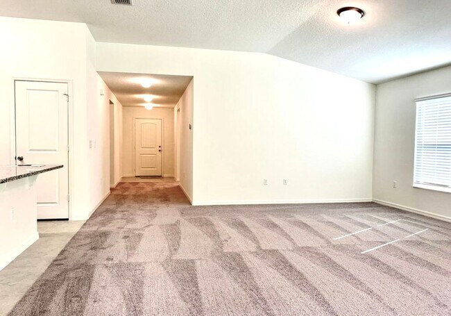 Building Photo - Beautiful 4 Bed 2 Bath Charmer For Rent!