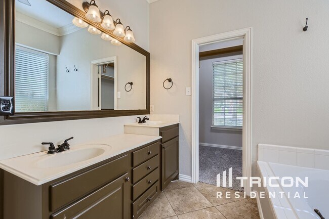 Building Photo - 2020 Hillcroft Dr