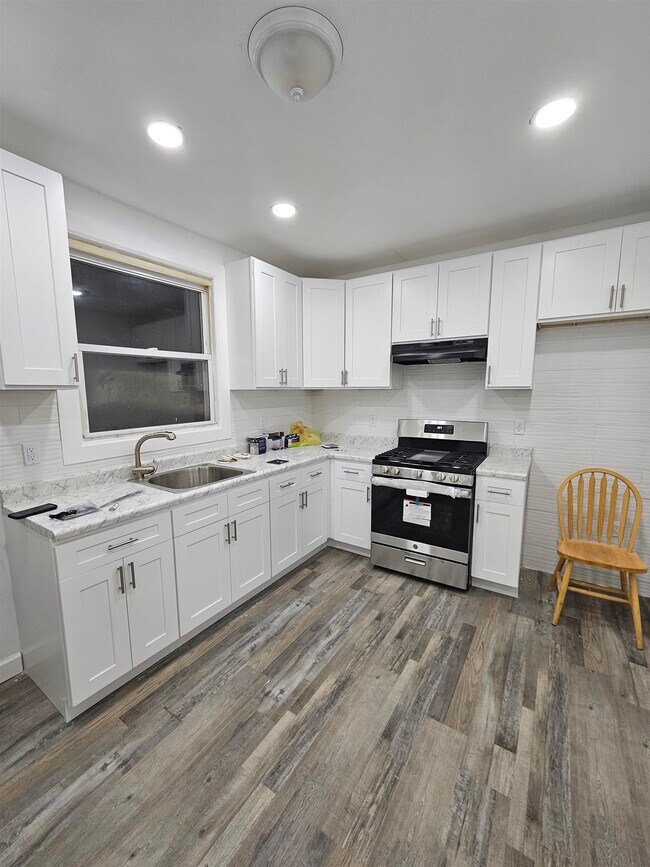 Building Photo - 7411 Park Ave