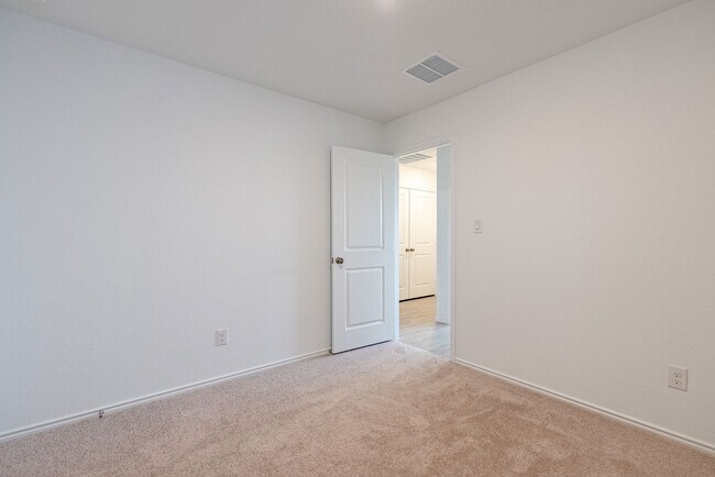 Building Photo - Stunning 3 bedroom, 2 bathroom home in Kyle!!!