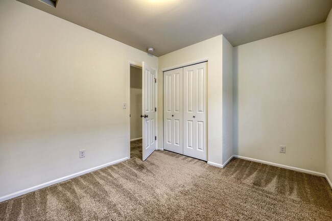 Building Photo - MOVE IN READY! 4 bed plus den - easy I-5 a...