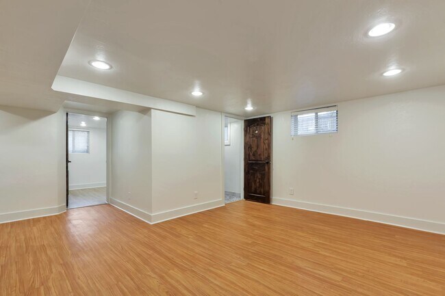 Building Photo - 4858 Viewmont St