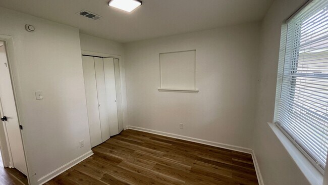 Building Photo - 1033 Healy St