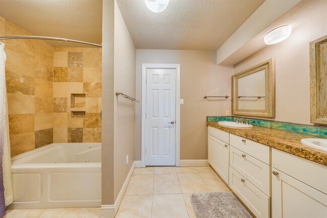 Building Photo - 11503 Lakeside Pl Dr