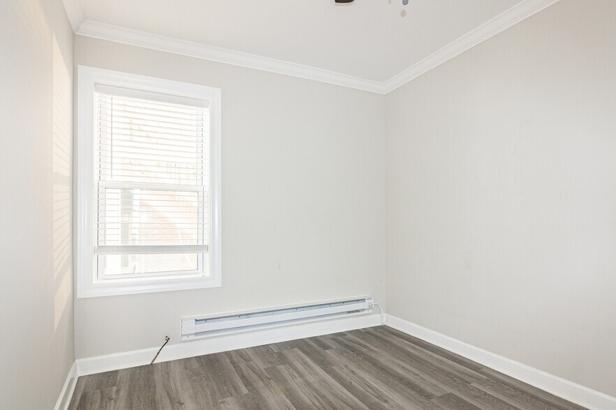 Building Photo - 839 W Cornelia Ave