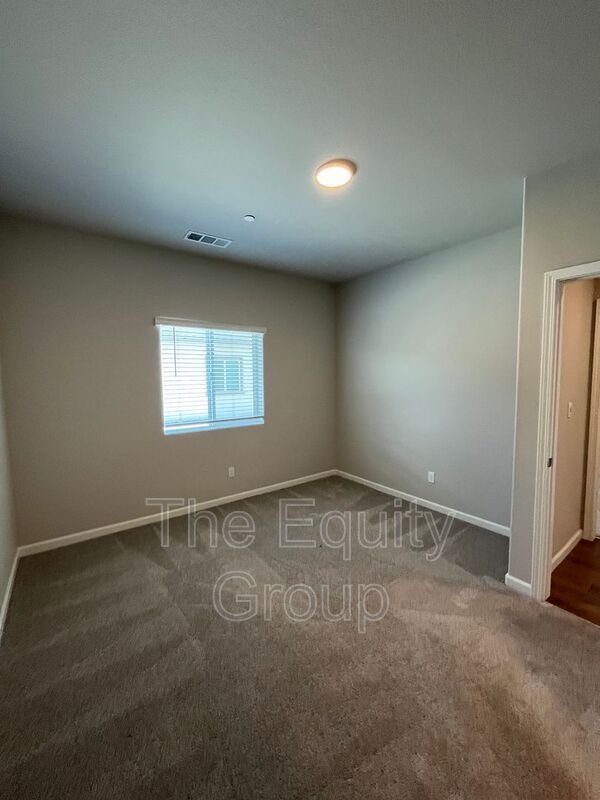 Building Photo - 510 S Summit St