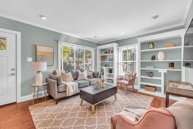 Building Photo - Stunning Single Family Home In Excellent L...