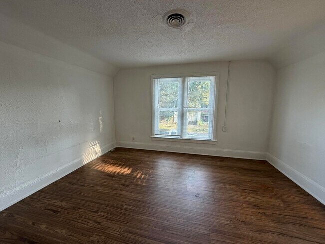 Building Photo - 1221 Wells Pl