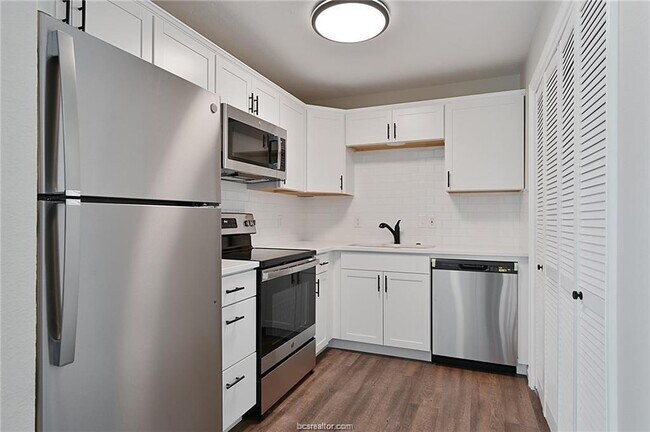 Building Photo - 403 Manuel Dr