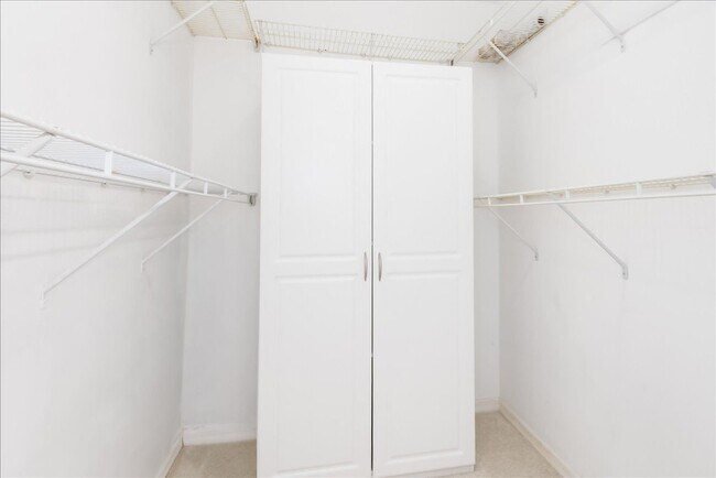 Building Photo - 6124 S River Run Dr