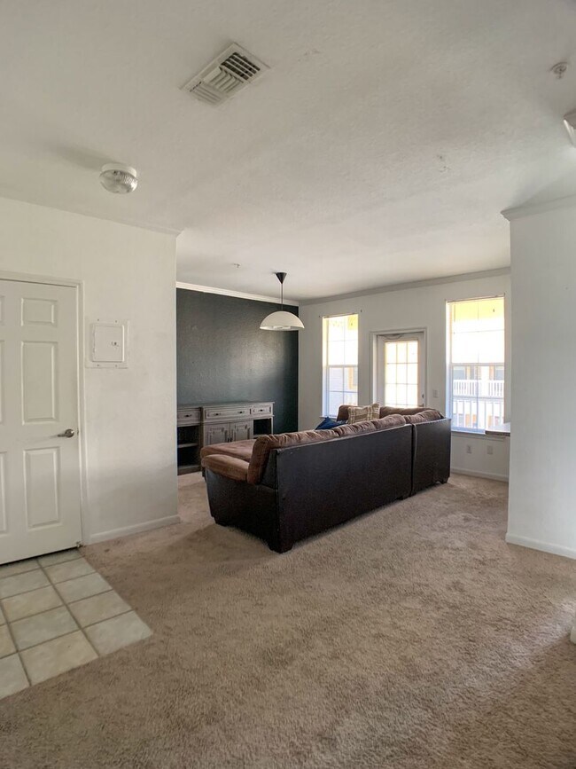 Building Photo - Gorgeous Studio in the heart of Downtown!