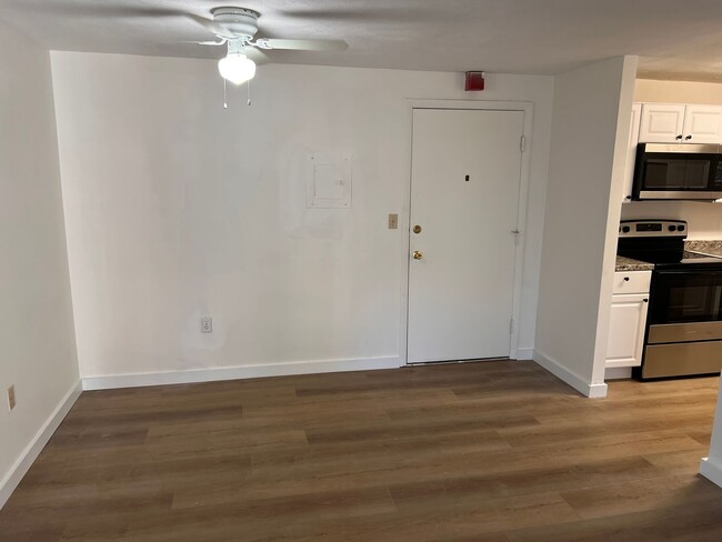 Building Photo - Beautifully Remodeled 3 bedroom Condo in H...