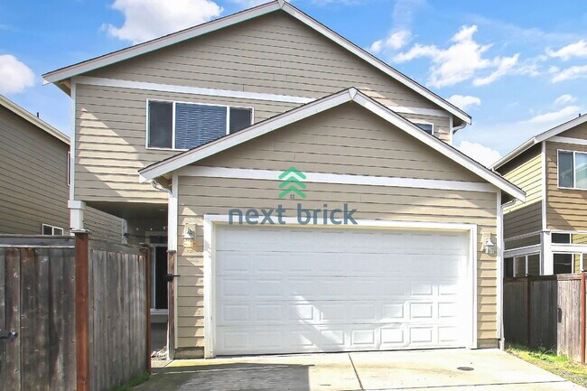 Building Photo - 3 Bed and 2.5 Bath Single-family Home Avai...