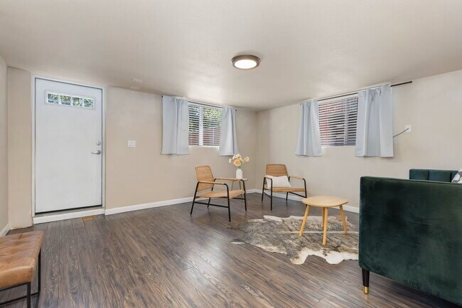 Building Photo - Spacious 1BR/1BA plus HUGE office/den!