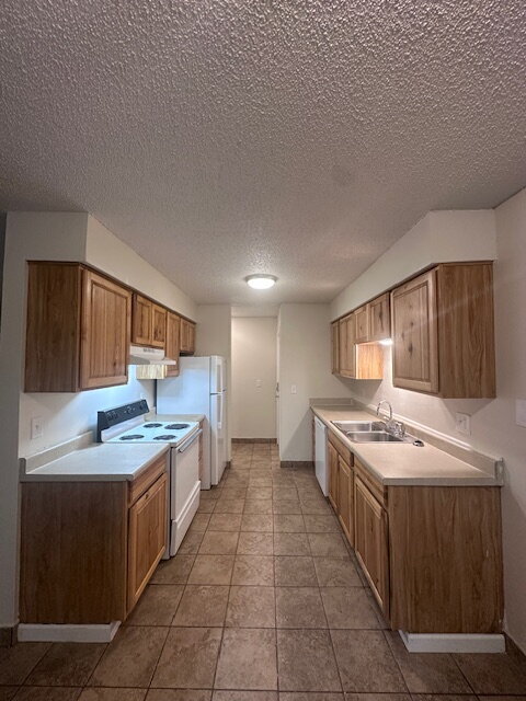 Building Photo - Charming Downstairs 2-Bed Oasis with Full Bath on SE Division - 836 Sq. Ft. of Portland Comfort!
