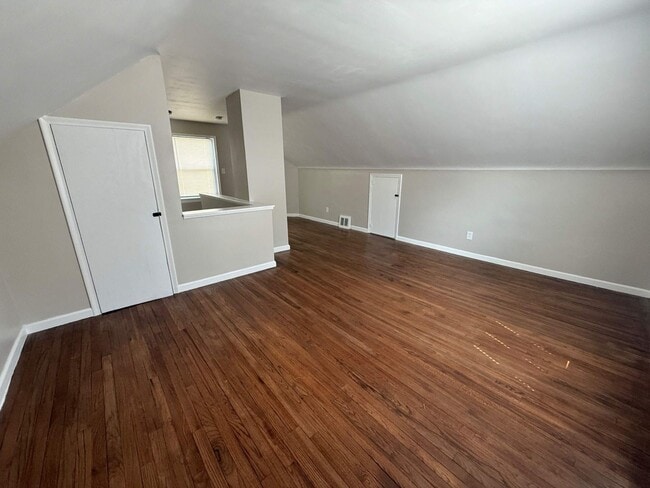 Building Photo - Renovated 3-Bedroom Home – We Welcome Sect...