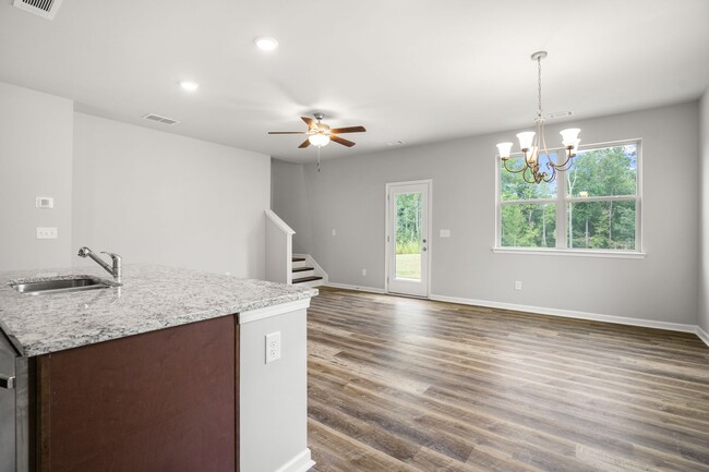 Building Photo - 4 bed / 2.5 bath in Gainesville! Retreat a...