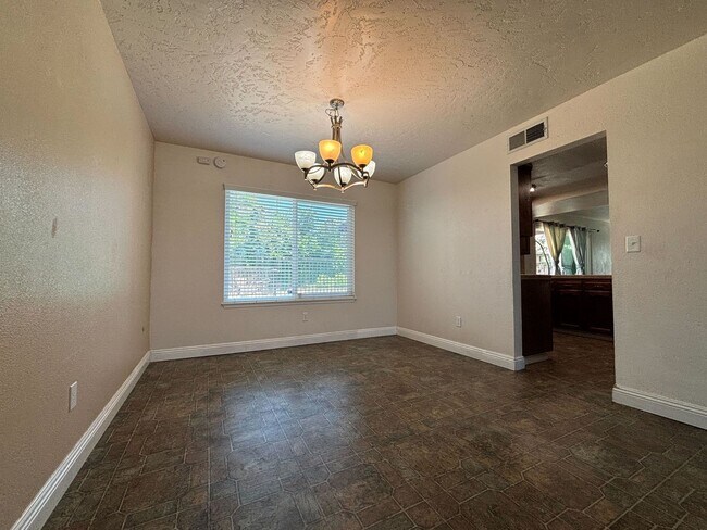Building Photo - Prime Fresno Location Near River Park and ...