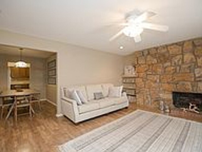 Building Photo - NO PETS ALLOWED: Wonderful 2 bedroom, 2 ba...