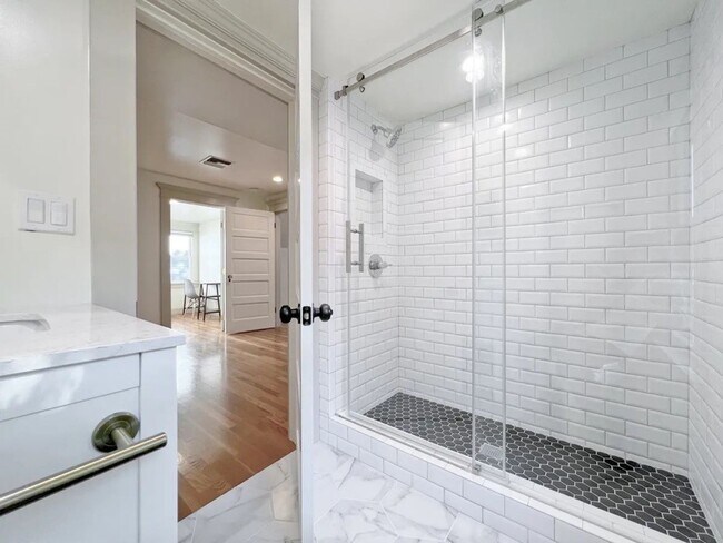 Building Photo - 929 W 23rd St