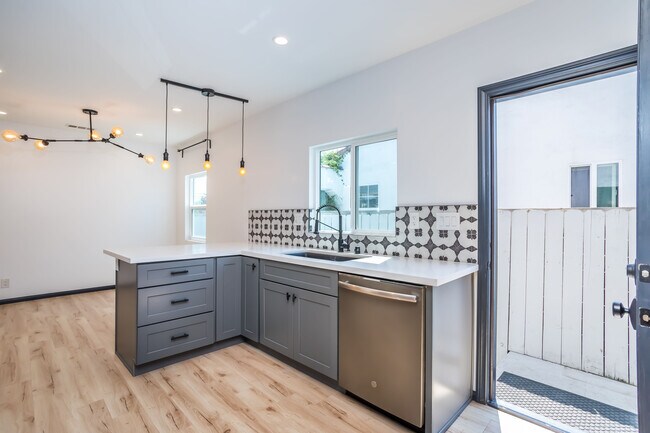 Kitchen - 1711 S Ridgeley Dr