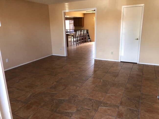 Building Photo - 1203 W Cheyenne Dr