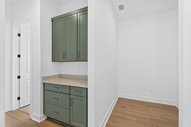 Building Photo - Preserve Views!