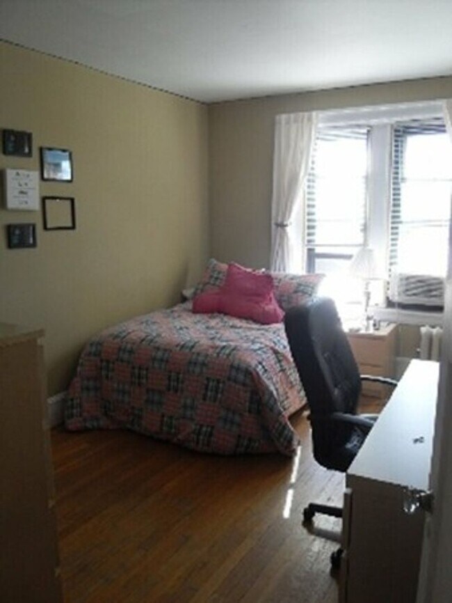 Building Photo - Southwest facing 5th floor 3 bedroom in elevator building.