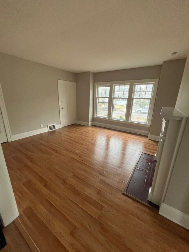 Building Photo - Hillcrest1642