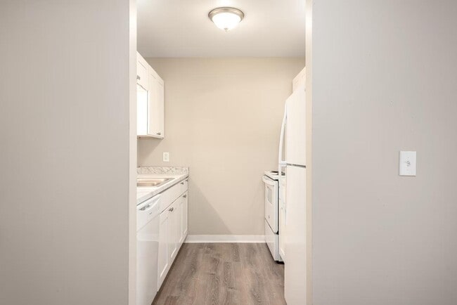 Building Photo - Everett Apartments - 115-08