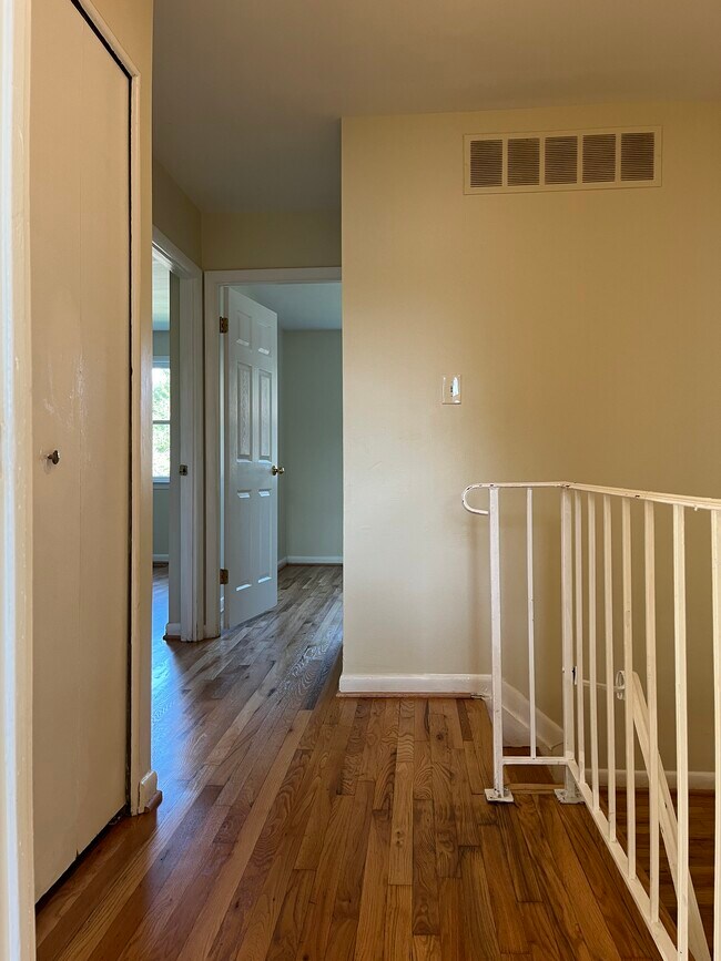 Building Photo - 2 Wimbledon Ln