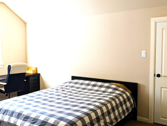 Building Photo - 416 Cedar Crest Dr