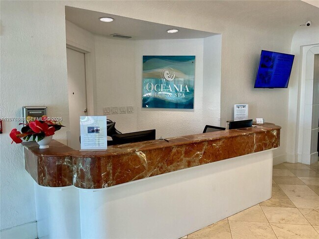 Building Photo - 16425 Collins Ave