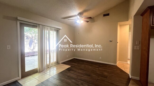 Building Photo - Spacious 2bd/1ba Duplex with Garage near American River College