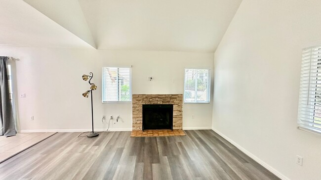 Building Photo - Charming Entry Level Condo Unit with Reser...