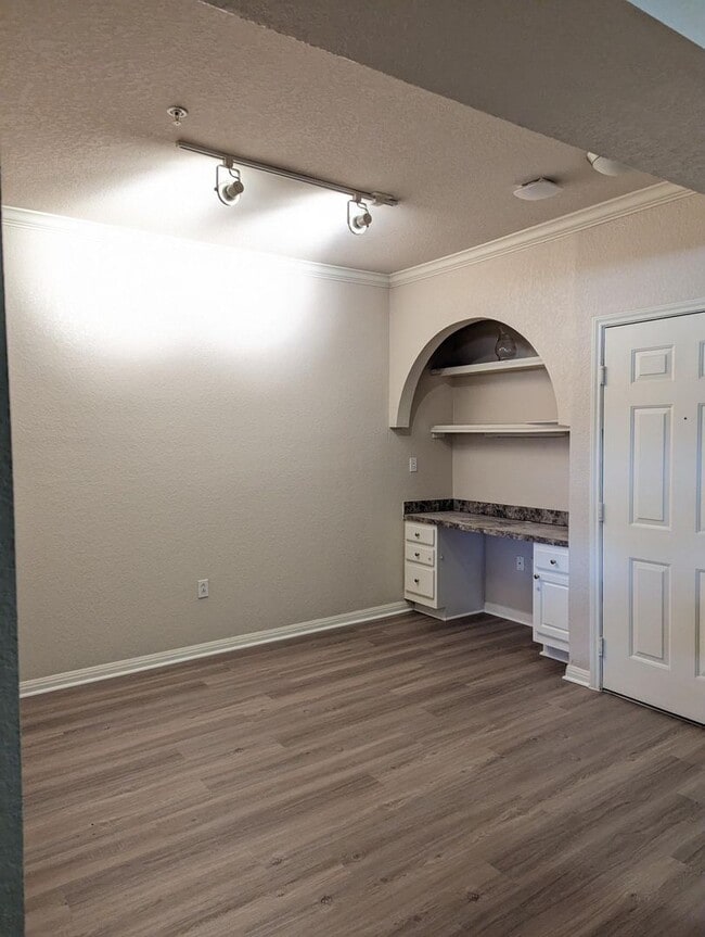 Building Photo - Updated 2x2 condo 1121 square feet, vinyl plank floors & balcony