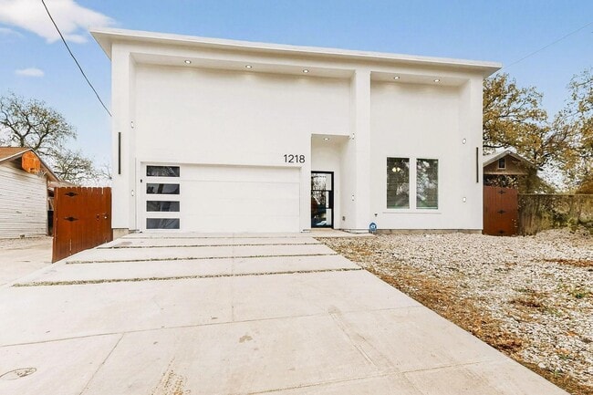 Building Photo - Modern 3 Bed, 3 Bath Home Near Downtown Dallas