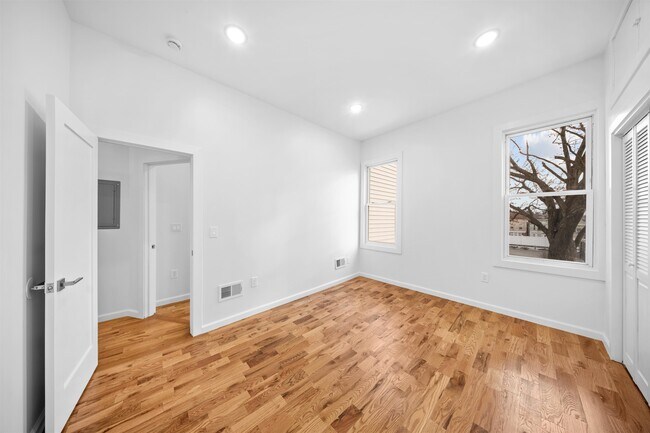 Building Photo - 1111 53rd St