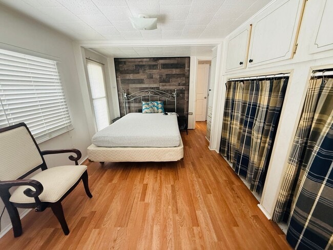 Building Photo - Beautiful fully furnished one bedroom, one bath manufactured home in a 55+ deed restricted gated ...